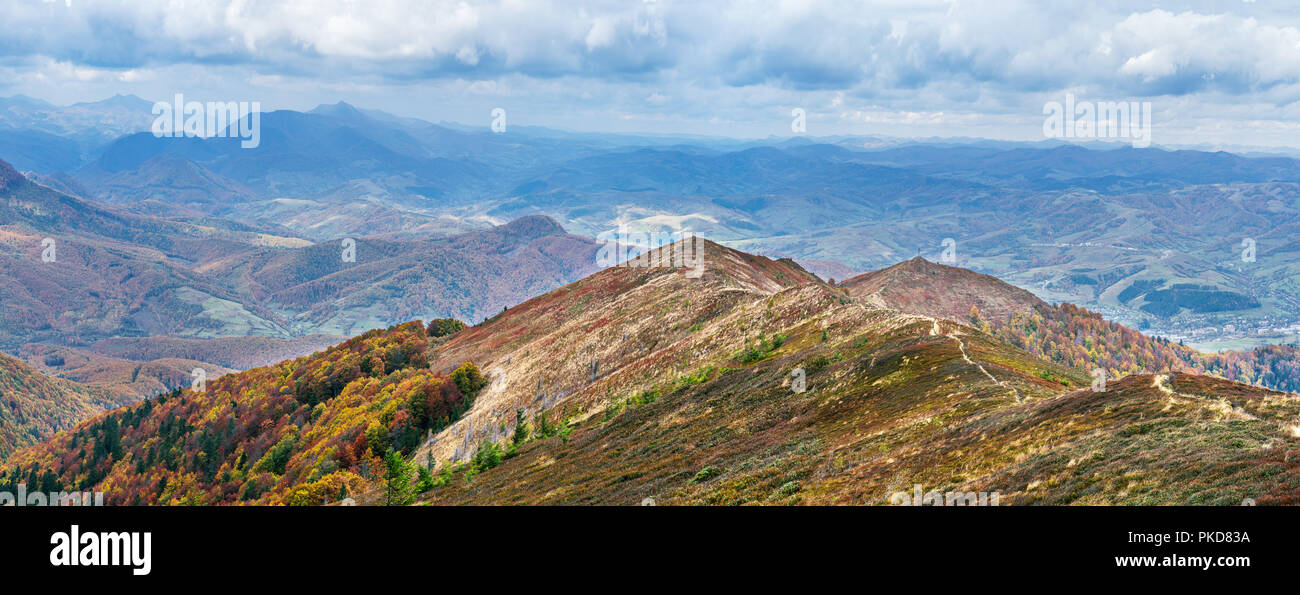 Nella parte superiore della montagna. La natura dello sfondo. Foto Stock