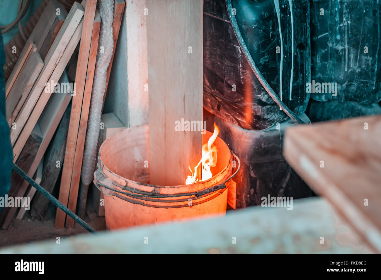 Masterizzazione, rosso, legno fossile sul fuoco. Fotografia industriale, grigio, invecchiato, testurizzata ruvida, lastre. Organici e architettura sostenibile. Foto Stock