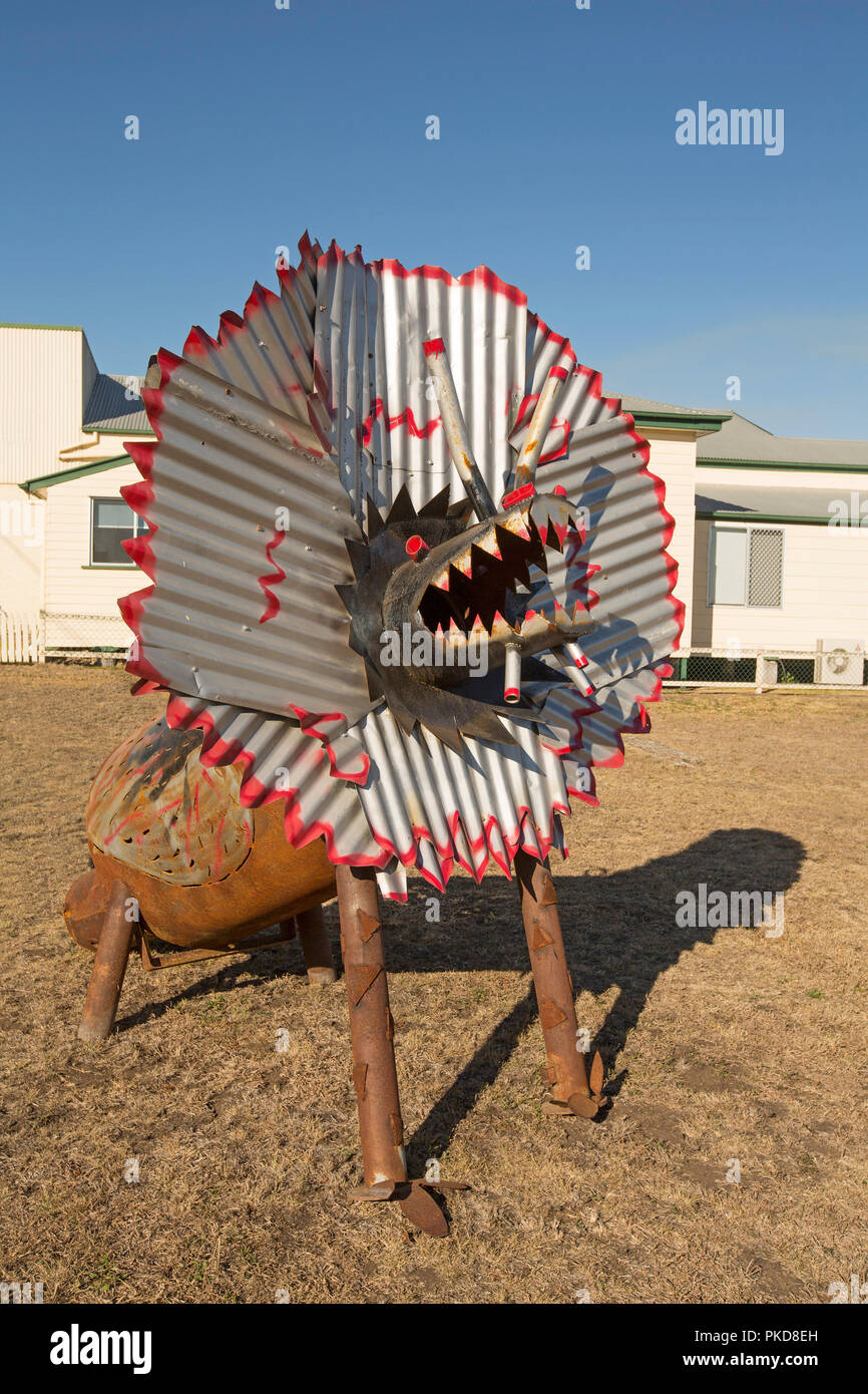 Insolita e accattivante, Arte di strada, la grande scultura della balza Australiano-lucertola a collo alto costituito da ferro corrugato in città rurale Foto Stock