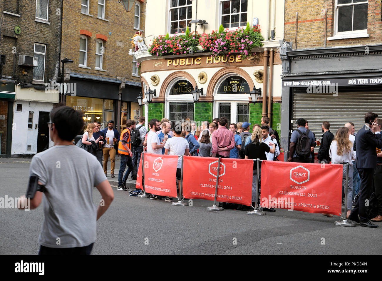Le persone al di fuori di bere la birra artigianale azienda dopo il lavoro in estate in pelle Lane, Clerkenwell London EC1 KATHY DEWITT Foto Stock