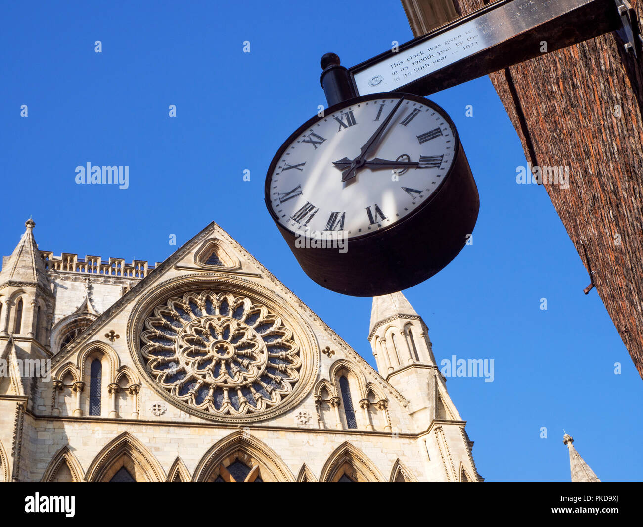 Orologio a Minster cancelli con York Minster dietro York Yorkshire Inghilterra Foto Stock
