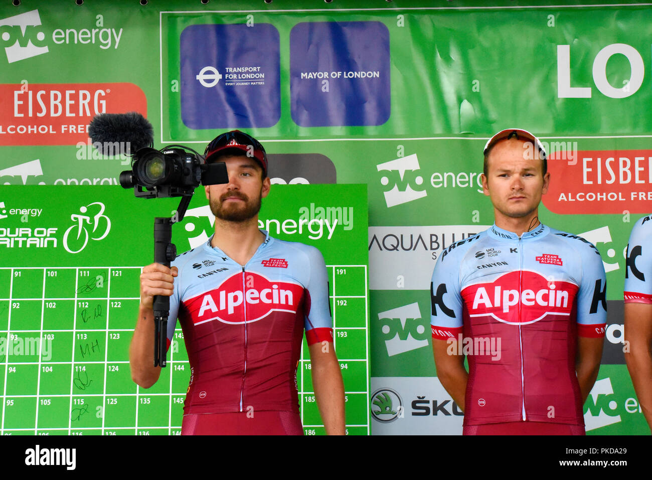 Rick Zabel e Dmitrii Strakhov del team Katusha Alpecin all'OVO Energy Tour della Gran Bretagna cycle race, stadio 8, Londra, Regno Unito. Zabel riprese con la fotocamera Foto Stock