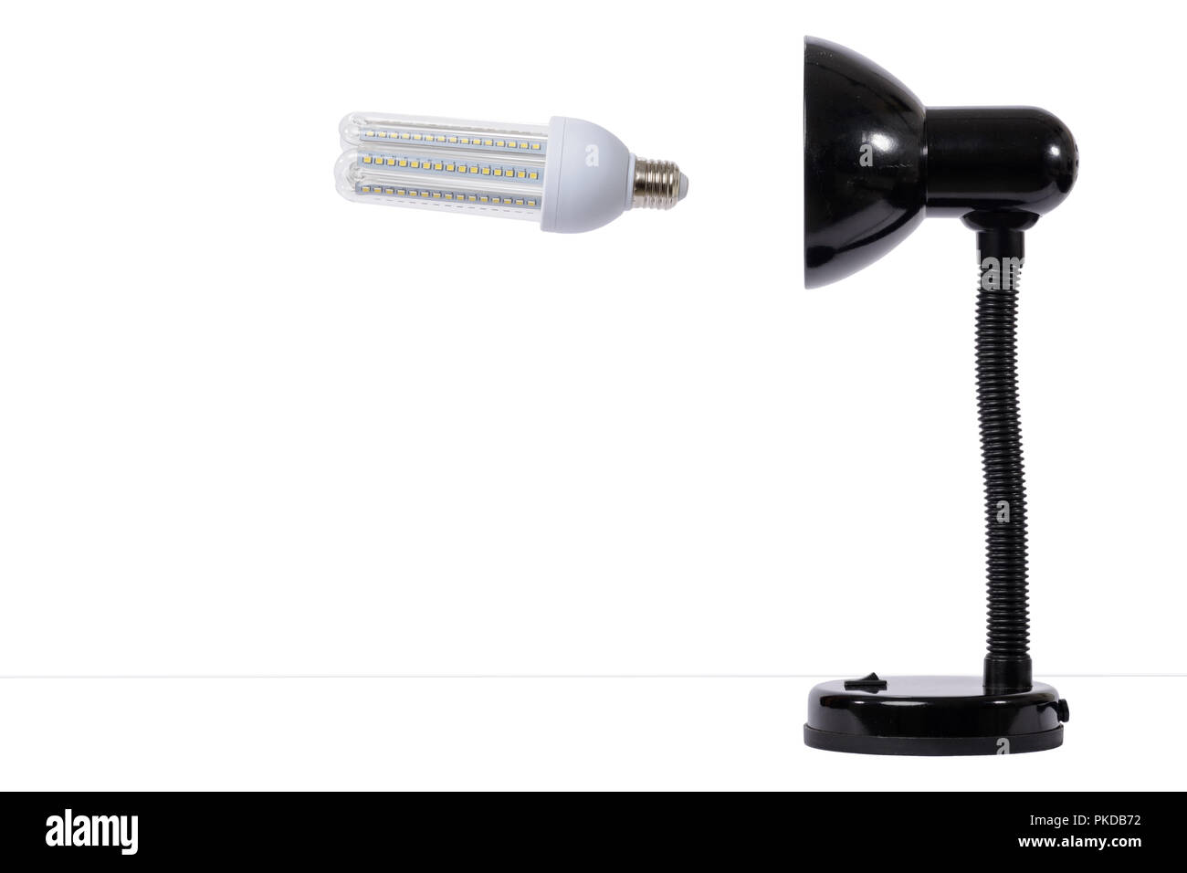 Lampada a LED in posizione off con il nero portalampada. Sfondo bianco Foto Stock