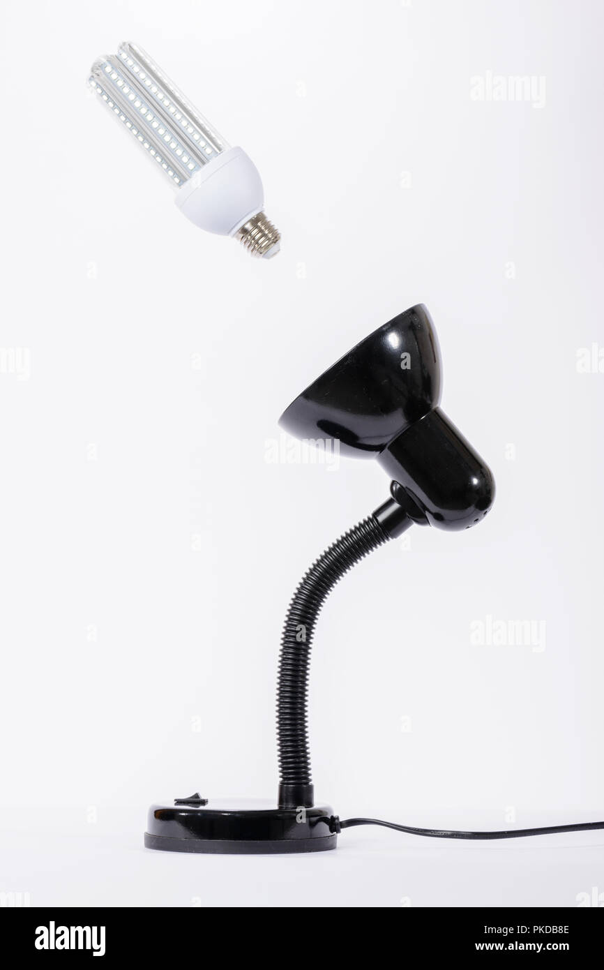 Lampada a LED su illuminato con il nero portalampada. Sfondo bianco Foto Stock
