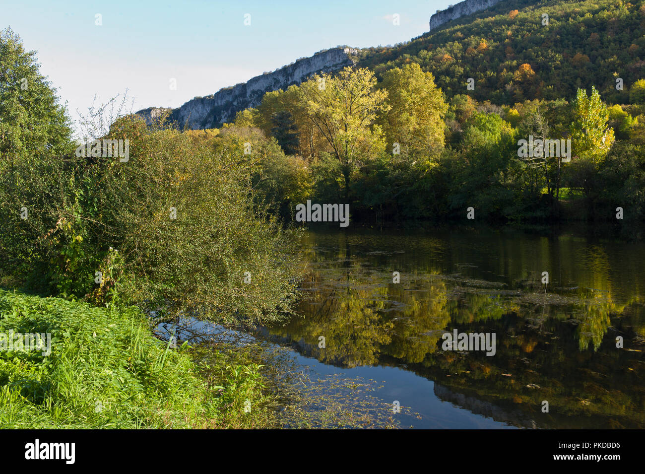 Il fiume Aveyron e Roc d'Anglars nelle gole d'Aveyron, St Antonin-Noble-Val, Tarn et Garonne, Occitanie, Francia, Europa in autunno la luce solare Foto Stock