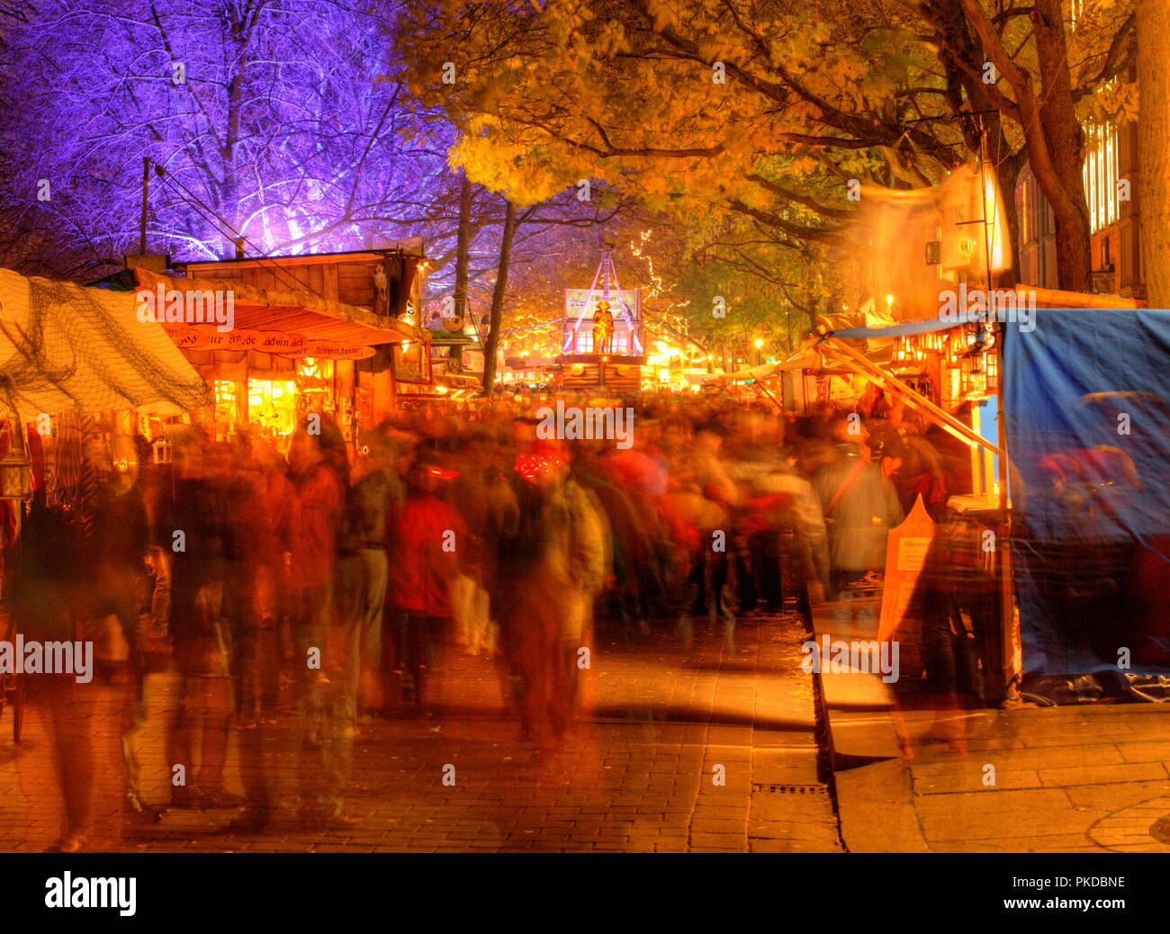 Weihnachtsmarkt Schlachtezauber bei Abenddaemmerung, Brema, Deutschlan i Mercatini di Natale Schlachtezauber in inverno al tramonto, Brema, Germania Foto Stock