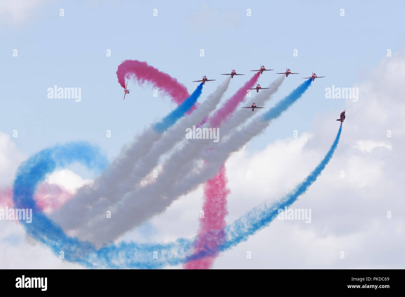 La British Royal Air Force frecce rosse Aerobatic Team di visualizzazione eseguire la loro manovra Tornado al RIAT Air Show Foto Stock