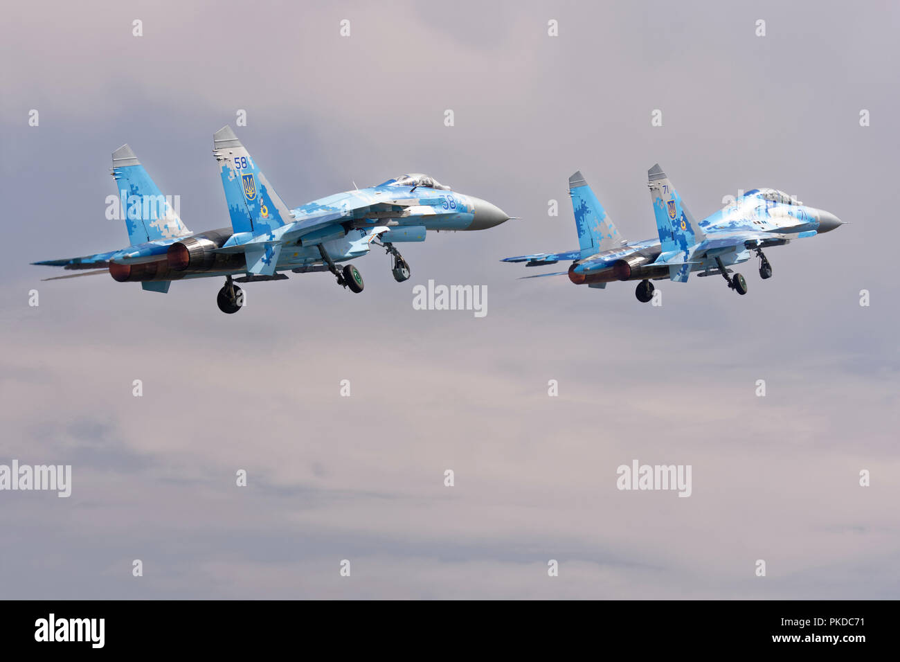 Due Ukrainian Air Force Sukhoi SU-27 superiorità aerea jet fighters partono RAF Fairford dopo aver partecipato al Royal International Air Tattoo Foto Stock