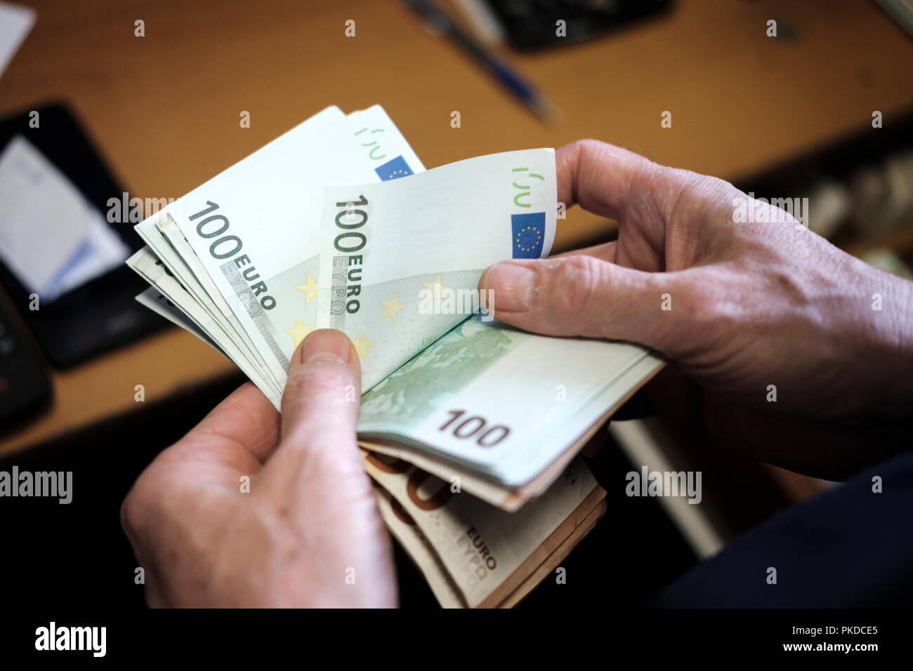 Il conteggio di cash-banconote in euro,POV Foto Stock