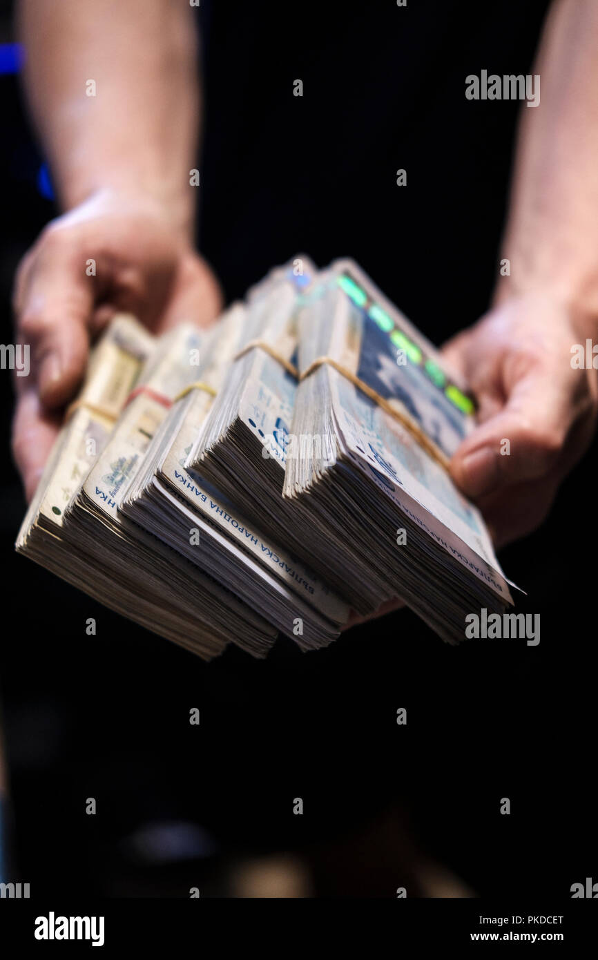 Concetto di corruzione-denaro sporco,soldi mano-out,lev bulgaro,moneta bulgara Foto Stock