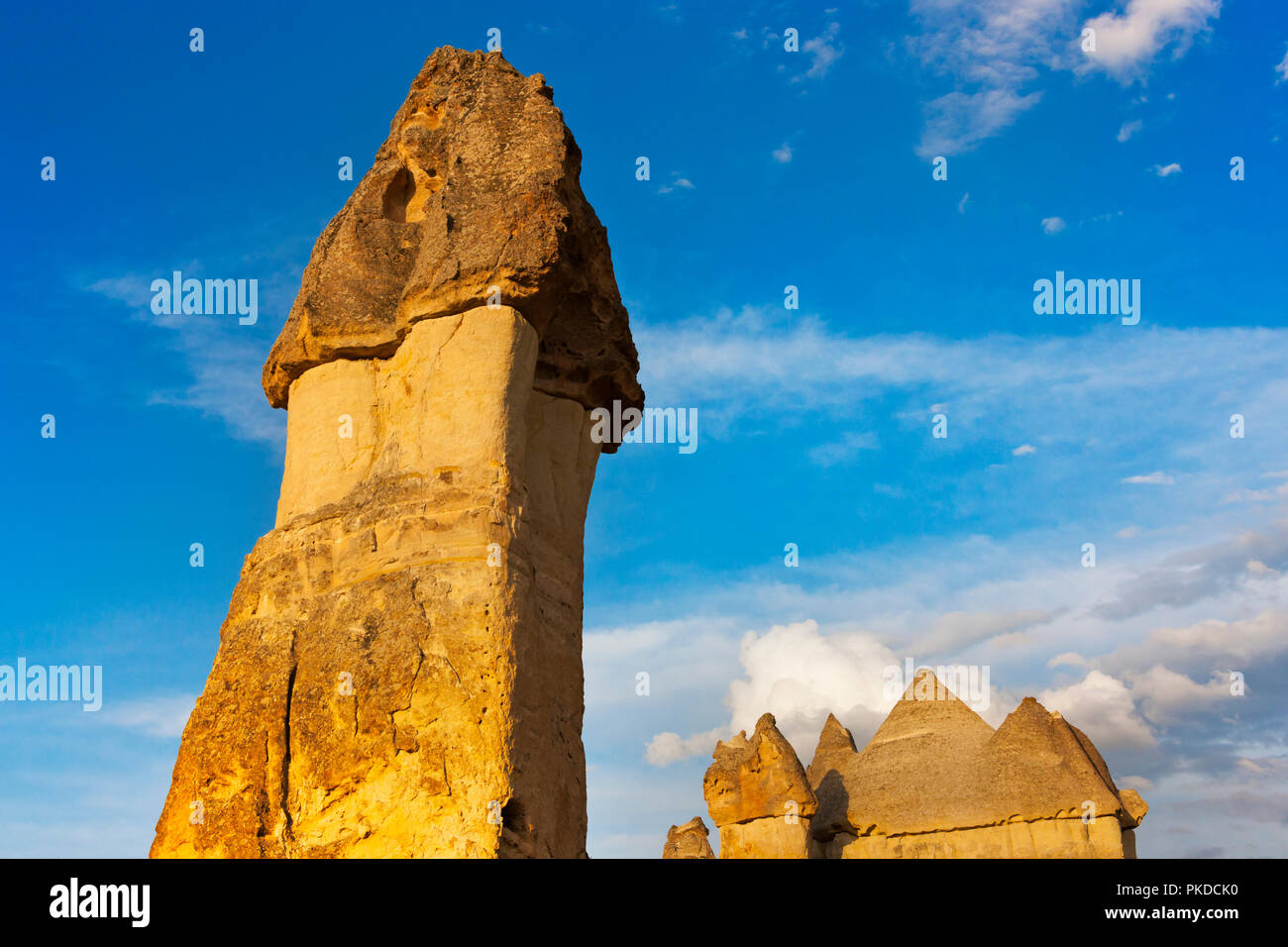Fairy chimney rock formazione a Goreme al tramonto, Cappadocia (Patrimonio Mondiale dell'UNESCO), Turchia Foto Stock