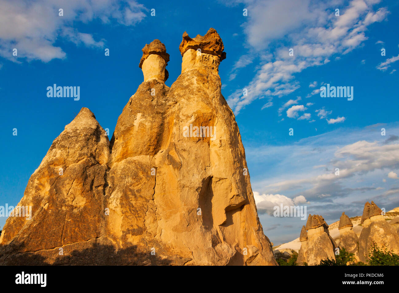 Fairy chimney rock formazione a Goreme al tramonto, Cappadocia (Patrimonio Mondiale dell'UNESCO), Turchia Foto Stock