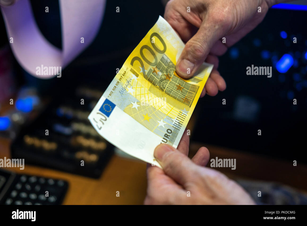 Il pagamento in contanti- persona controlla due centinaia di banconote in euro-close-up Foto Stock