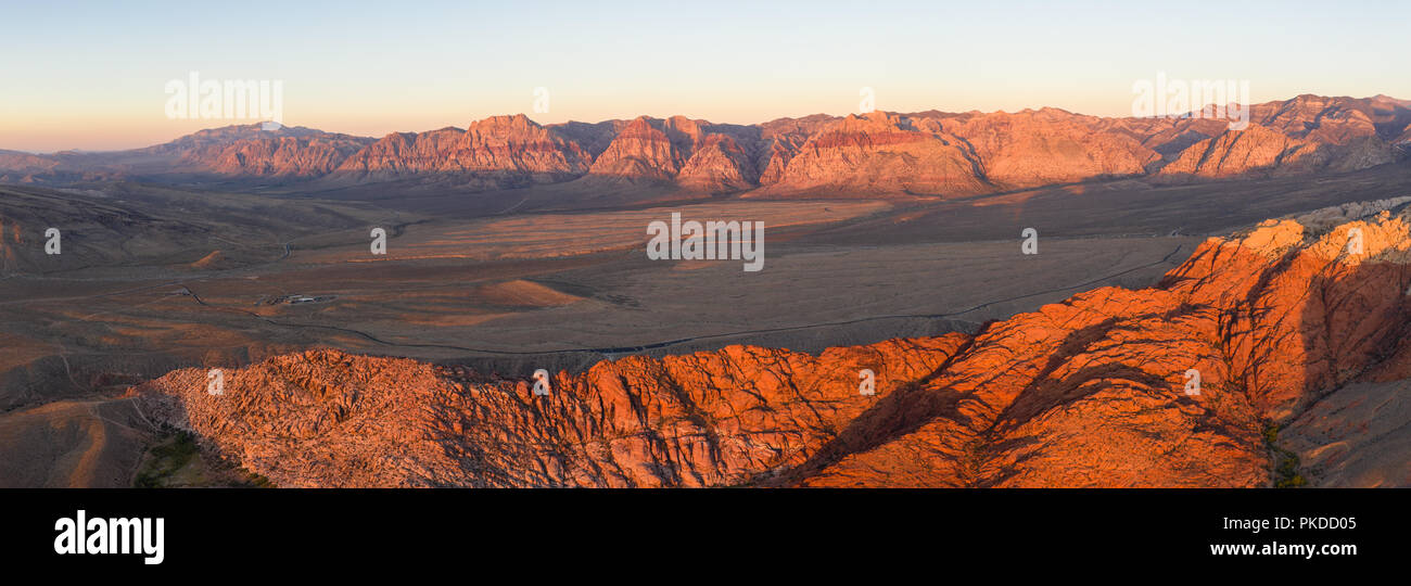 Inizio luce splende sul massiccio di formazioni geologiche in Red Rock Canyon National Conservation Area, situato appena al di fuori di Las Vegas NV. Foto Stock