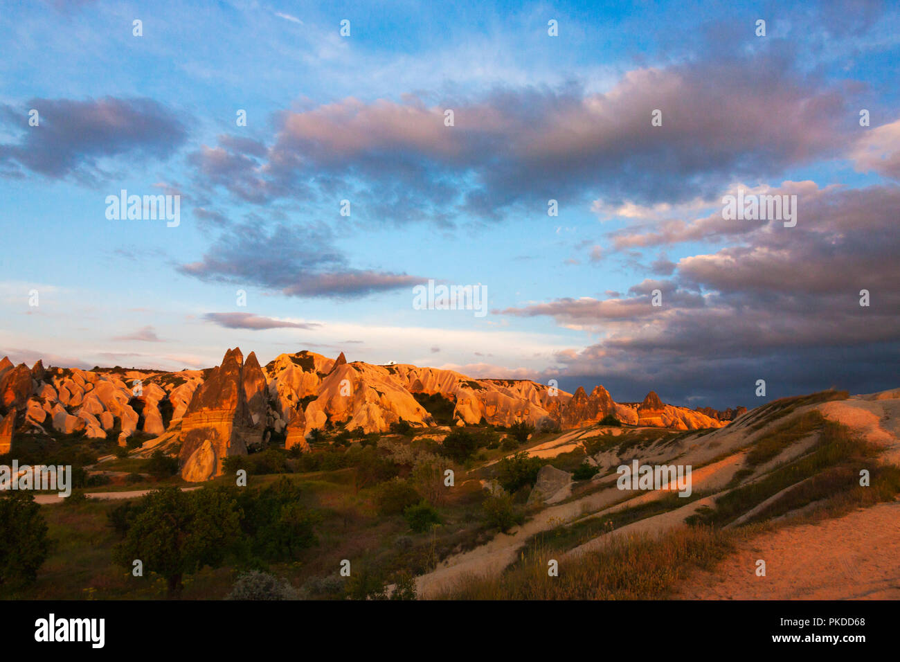 Formazione di roccia a Goreme al tramonto, Cappadocia (Patrimonio Mondiale dell'UNESCO), Turchia Foto Stock