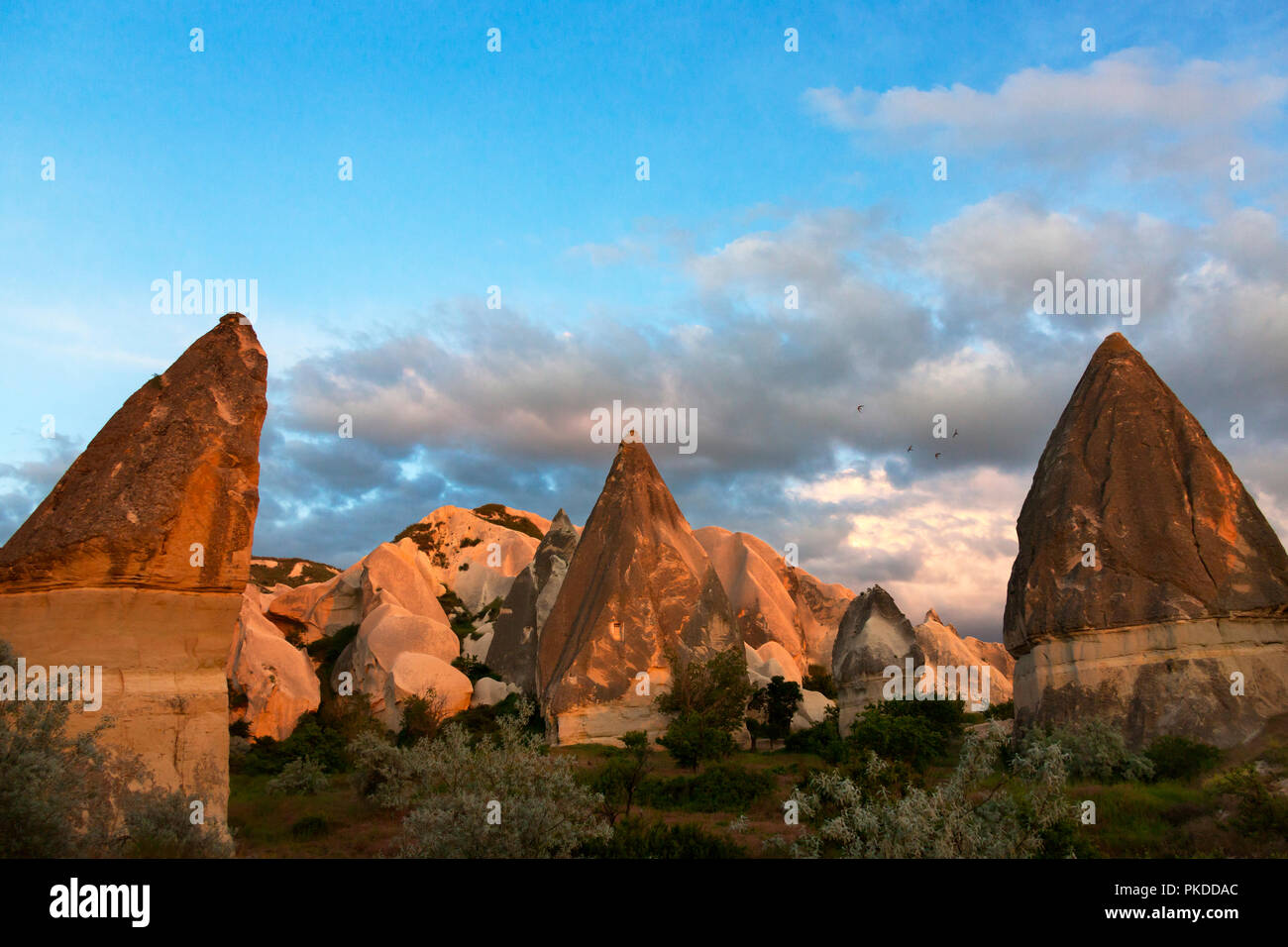 Formazione di roccia a Goreme al tramonto, Cappadocia (Patrimonio Mondiale dell'UNESCO), Turchia Foto Stock