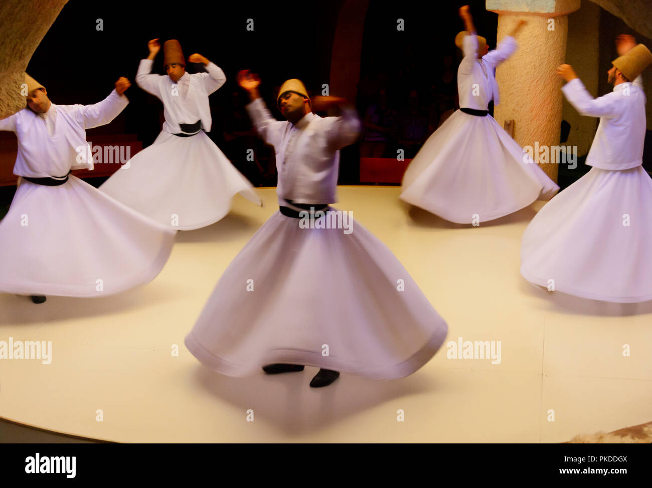 Dervisci Rotanti dancing, Goreme, Cappadocia, Turchia Foto Stock