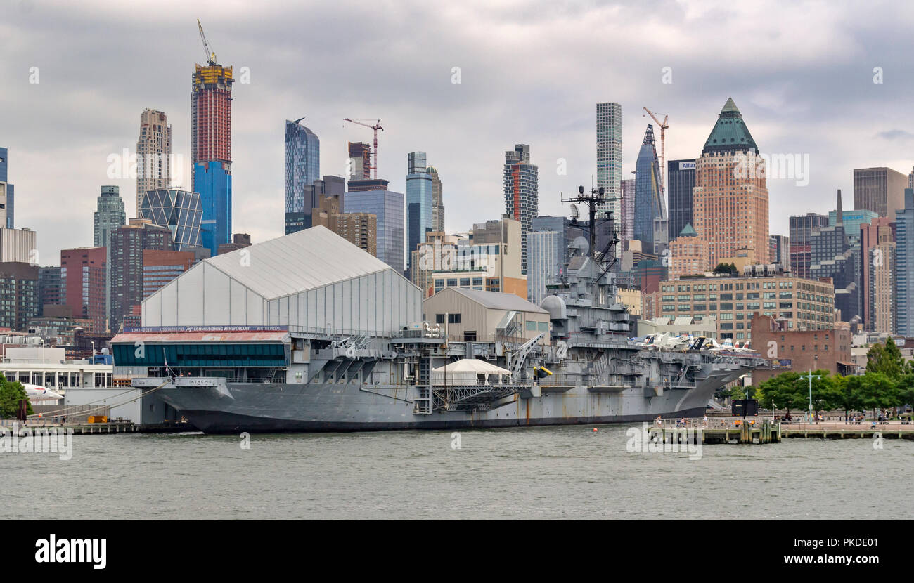 Una vista della USS Intrepid Sea Air e il museo dello spazio. Foto Stock