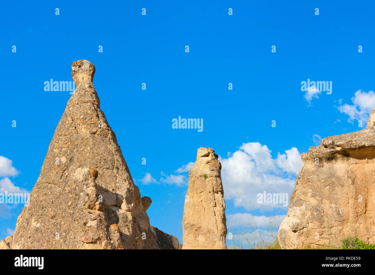 Formazioni di roccia nella valle, Goreme, Cappadocia, Turchia (Patrimonio Mondiale dell'UNESCO) Foto Stock