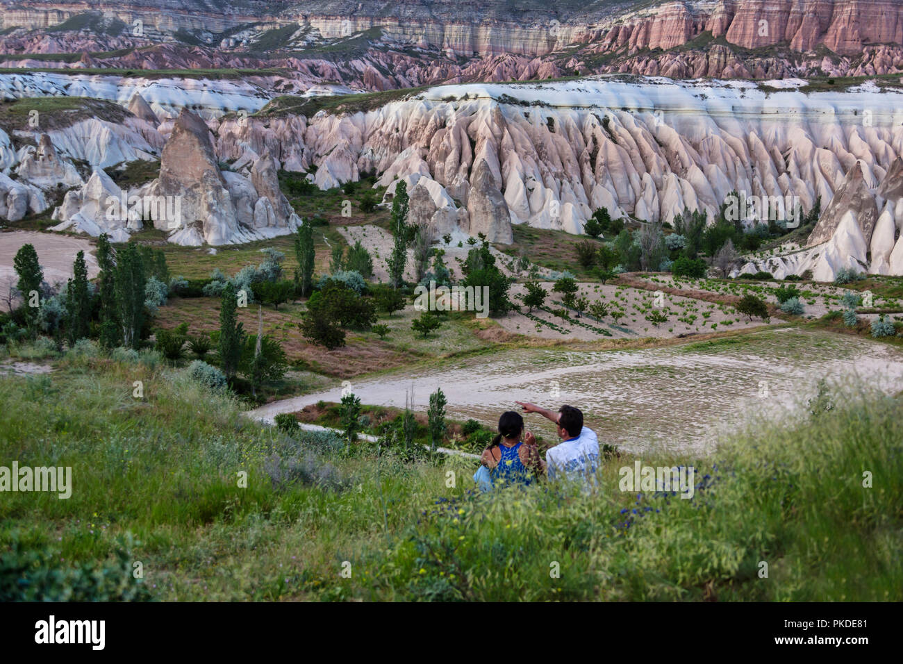 I turisti con formazioni di roccia nella valle, Goreme, Cappadocia, Turchia (Patrimonio Mondiale dell'UNESCO) Foto Stock