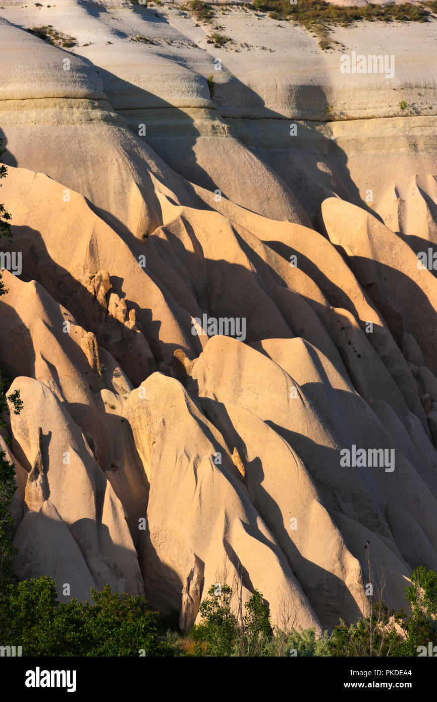 Formazioni di roccia nella valle, Goreme, Cappadocia, Turchia (Patrimonio Mondiale dell'UNESCO) Foto Stock
