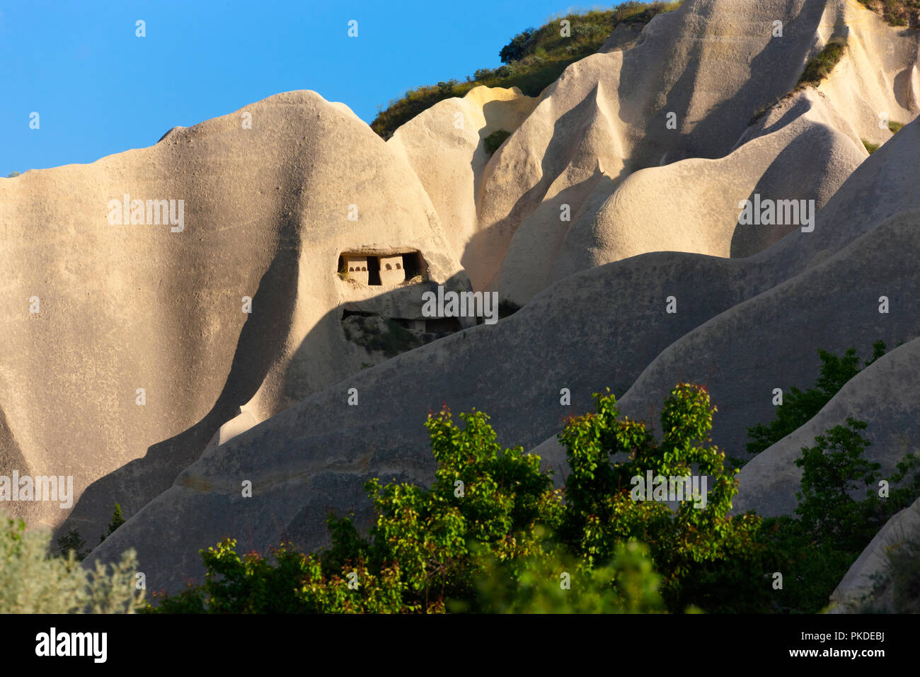 Le case scavate nella roccia formazioni in valle, Goreme, Cappadocia, Turchia (Patrimonio Mondiale dell'UNESCO) Foto Stock