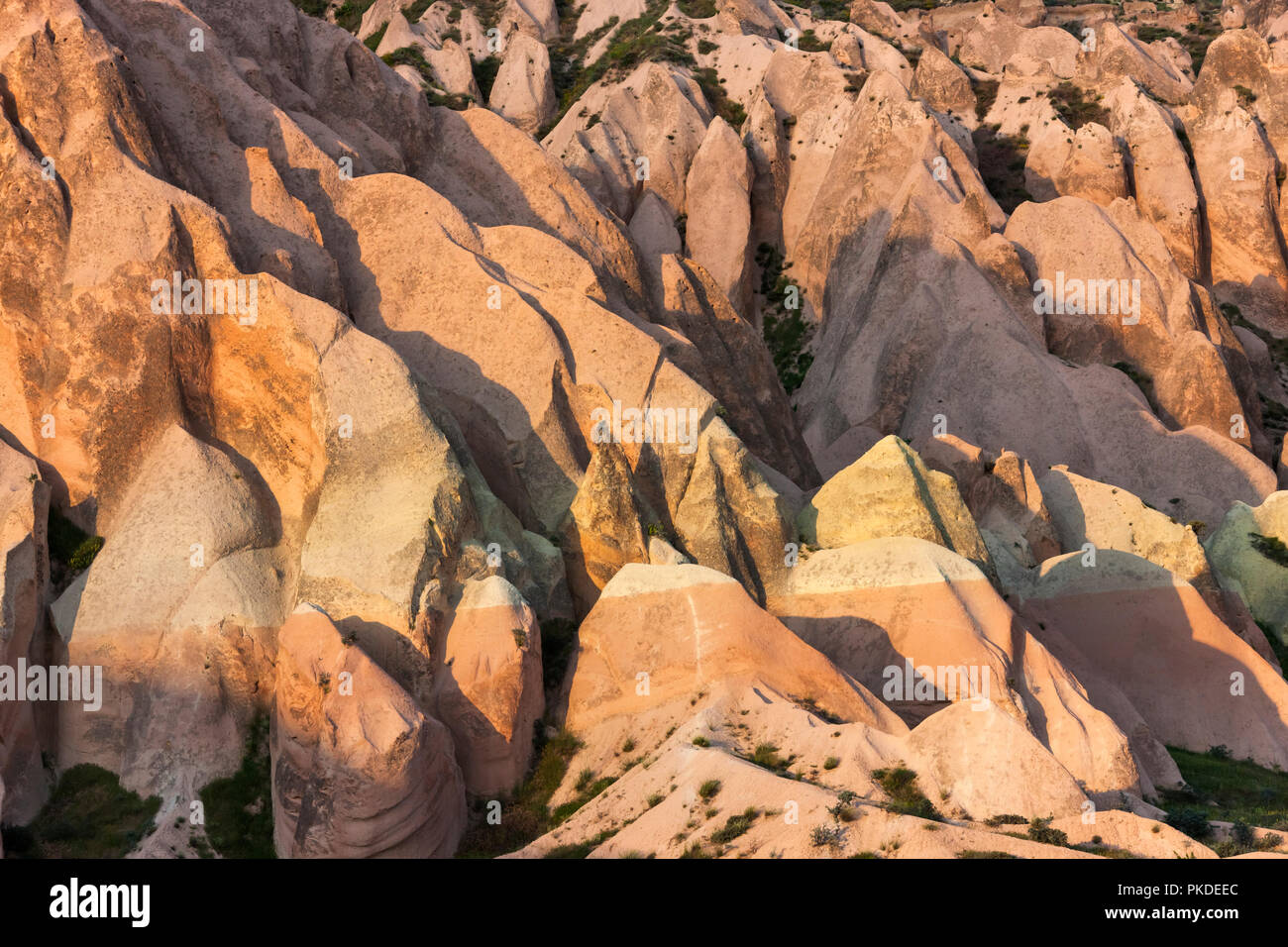 Formazioni di roccia nella valle, Goreme, Cappadocia, Turchia (Patrimonio Mondiale dell'UNESCO) Foto Stock