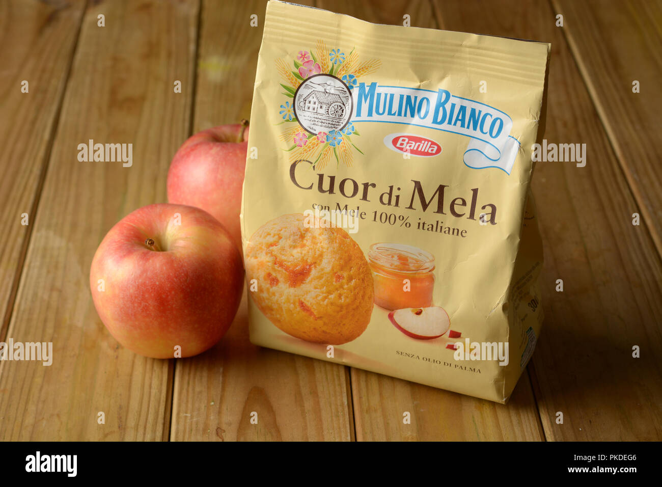 Biscotti con marmellata di mele - Italiano prodotto industriale - primo piano - per il solo uso editoriale Foto Stock
