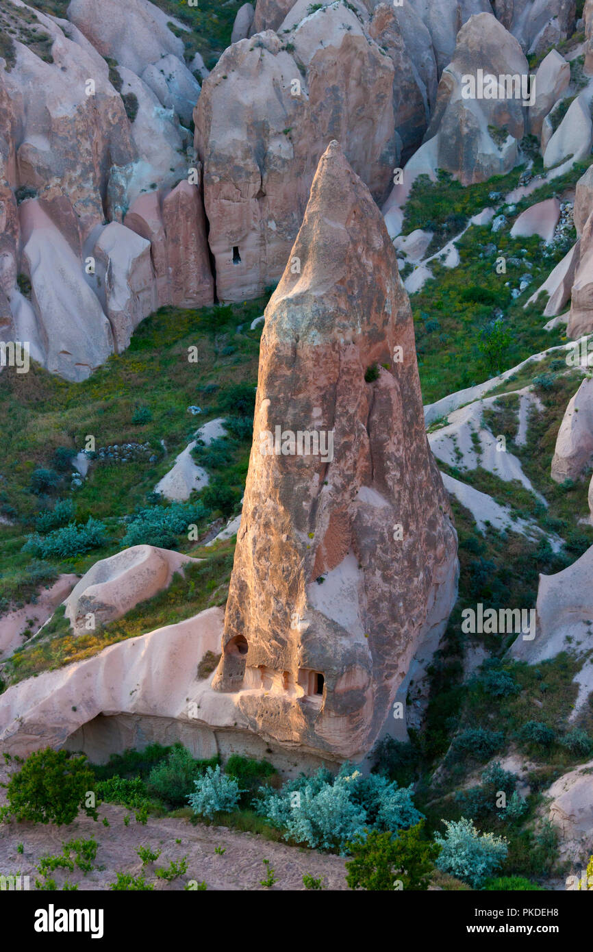 Formazioni di roccia nella valle, Goreme, Cappadocia, Turchia (Patrimonio Mondiale dell'UNESCO) Foto Stock