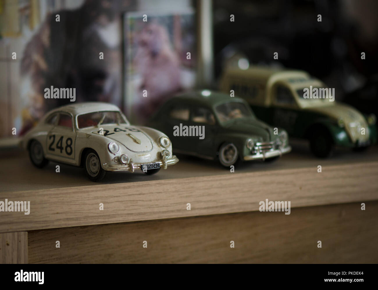 Vecchio die-cast giocattoli sul ripiano. Foto Stock Vecchio die-cast giocattoli sul ripiano. Foto Stock
