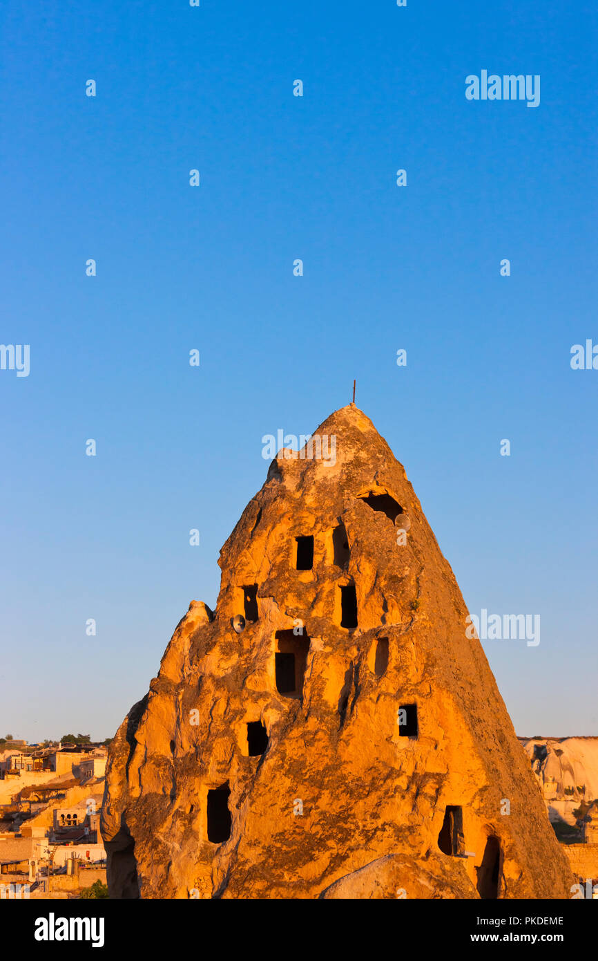 Le case scavate nella roccia formazioni, Uchisar, Cappadocia, Turchia (Patrimonio Mondiale dell'UNESCO) Foto Stock