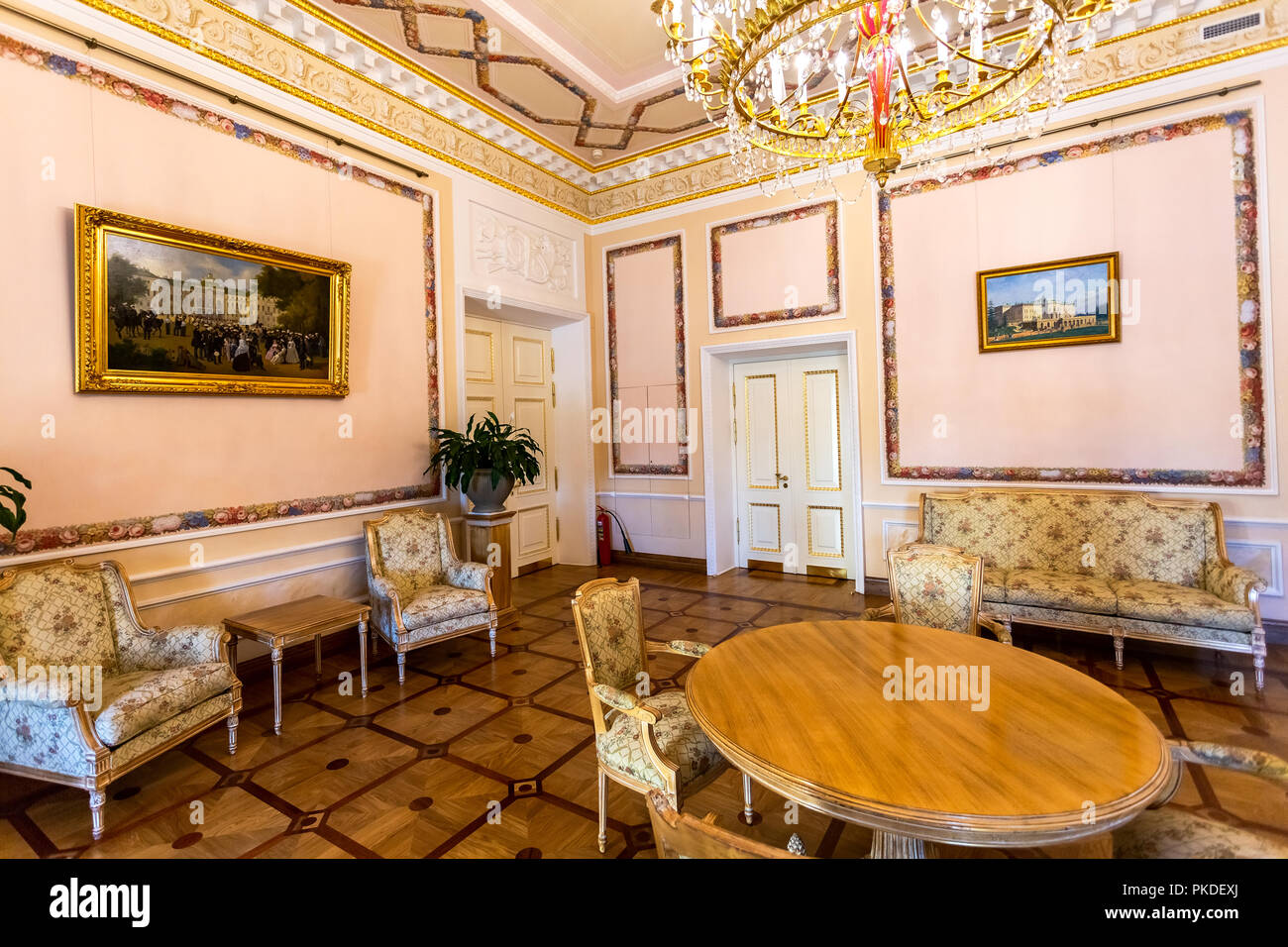 Saint Petersburg, Russia - Agosto 9, 2017: Konstantinovsky (Congresso) Palazzo di Strelna. Interno di una delle sale del Palazzo Foto Stock