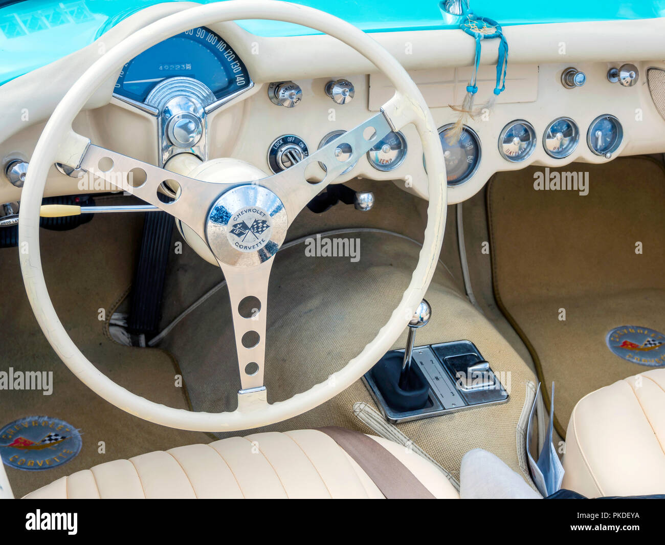 Il cockpit di un 1962 Chevrolet Corvette Spyder aprire touring car in un momento storico di raccolta del motore nel settembre 2018 a Saltburn Cleveland, Regno Unito Foto Stock