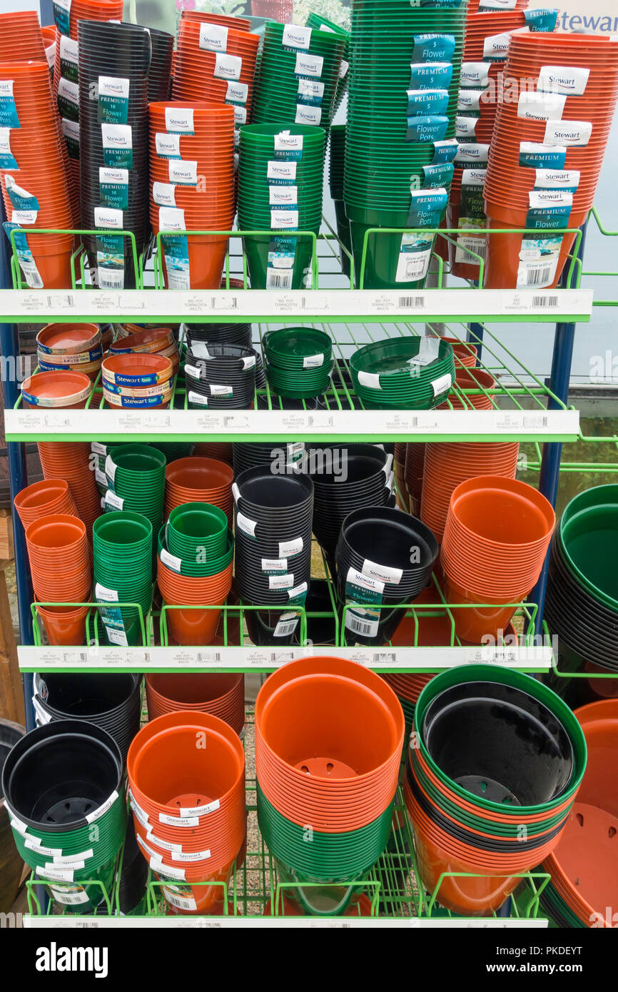 Un giardino display di centro di eco friendly Stewart vasi per piante bio degradabili in discarica dopo l'uso Foto Stock