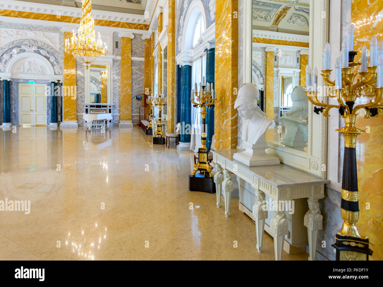 Saint Petersburg, Russia - Agosto 9, 2017: Konstantinovsky (Congresso) Palazzo di Strelna. Interno di una delle sale del Palazzo Foto Stock