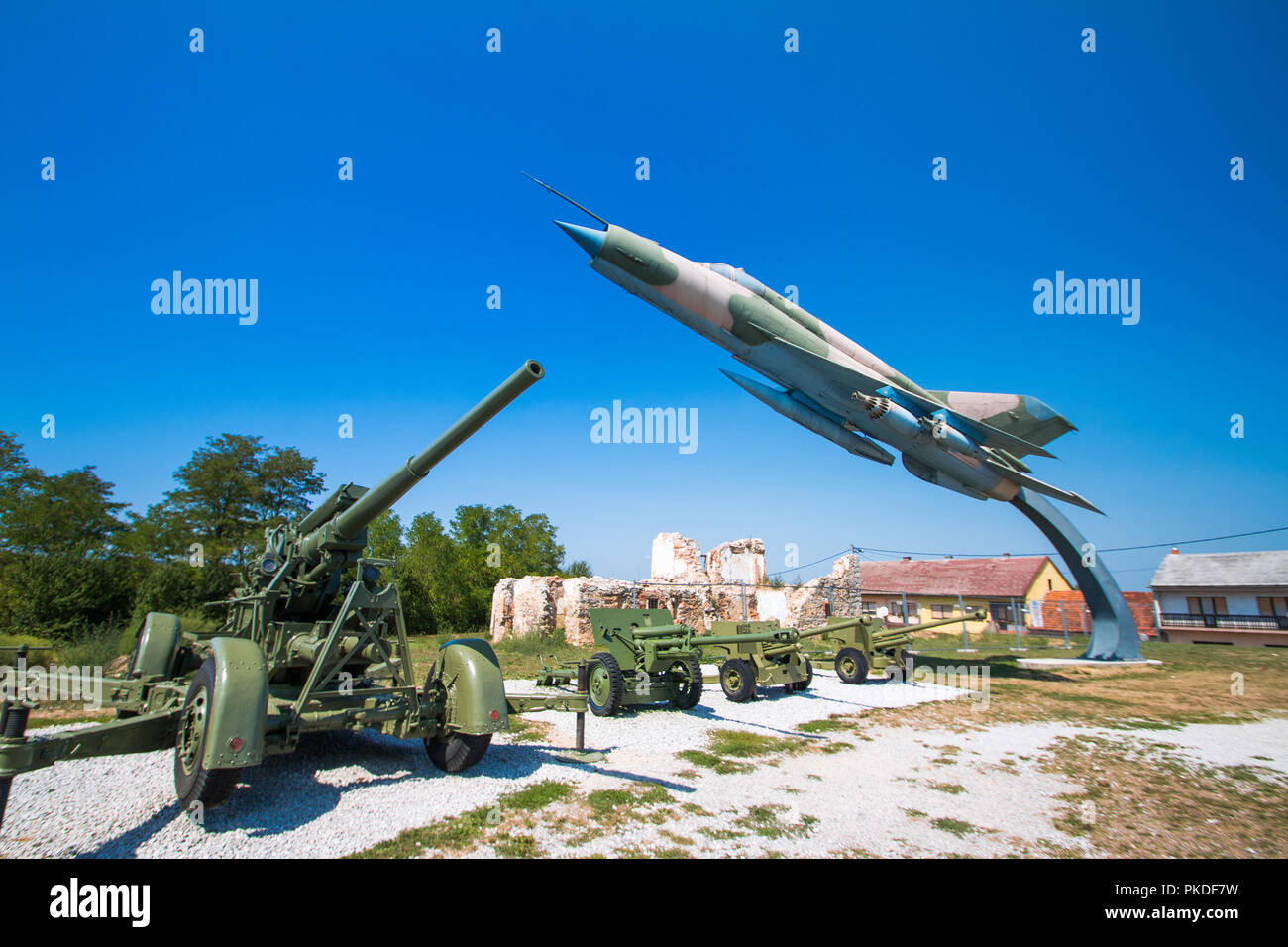 Karlovac, Croazia, il vecchio cannone e Russo jet da combattimento militare nella open air museum in Turanj, Karlovac, Croazia Foto Stock