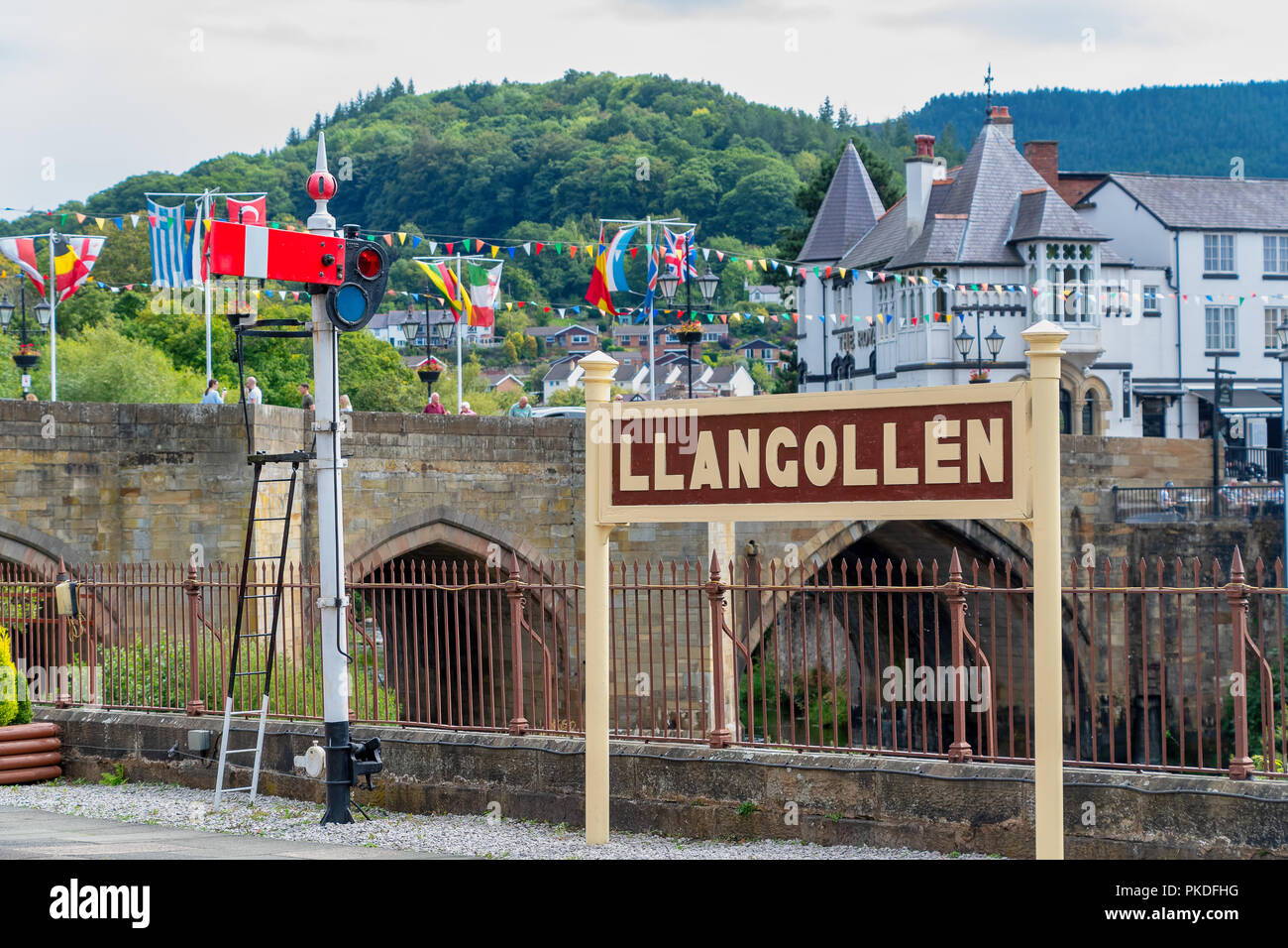 LLANGOLLEN Galles, Regno Unito - 2 Settembre 2018: Vista della stazione di Llangollen firmare il Galles del Nord Foto Stock