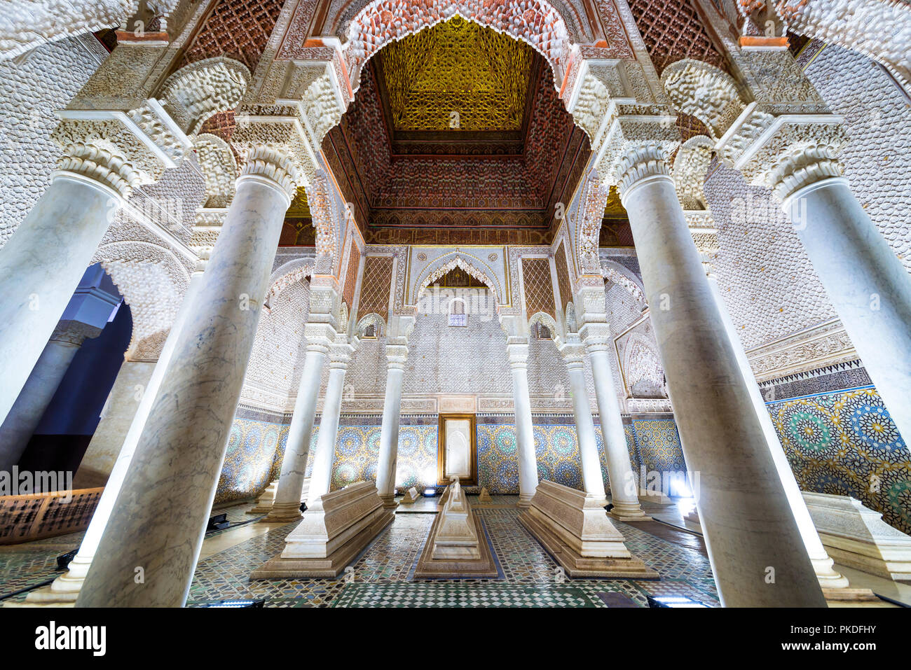 Marrakech, Marocco - 30 dicembre 2017: la camera con dodici colonne in Tombe Saadiane. Queste tombe sono sepolcri di Saadi membri della dinastia Foto Stock