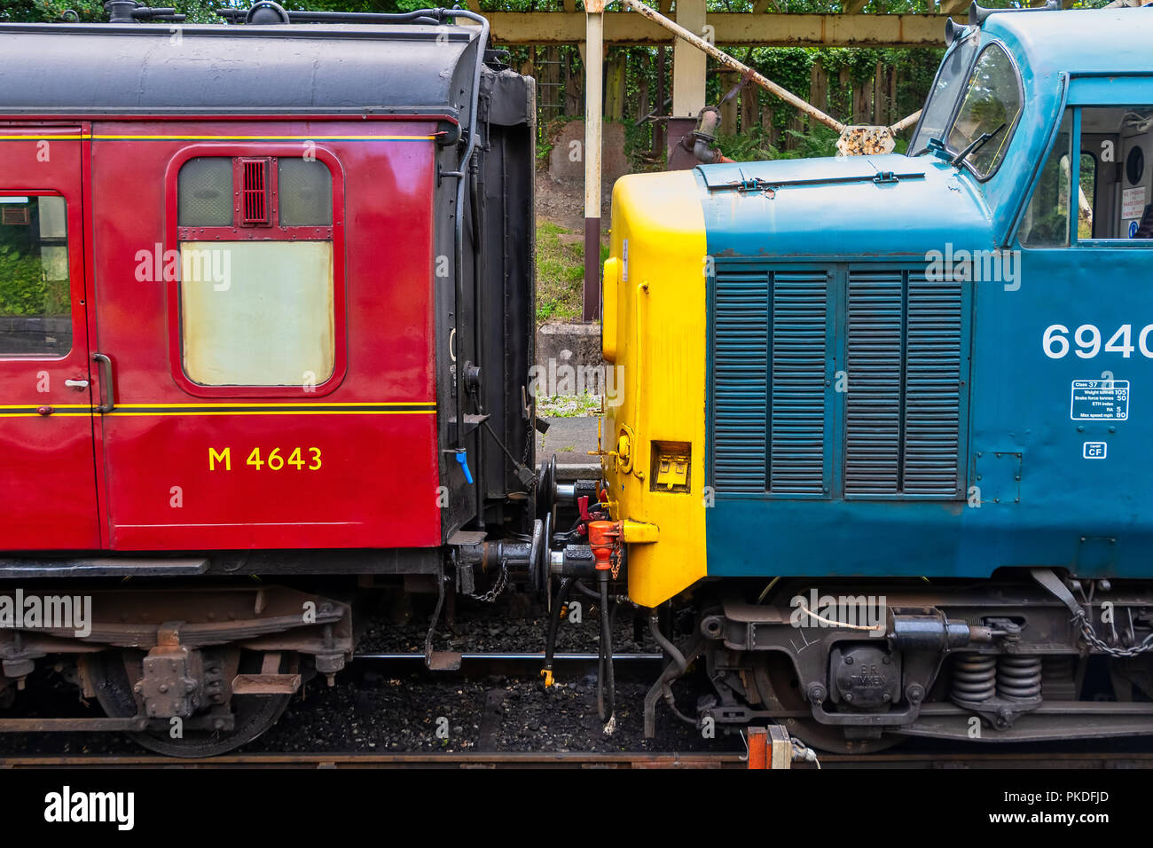 LLANGOLLEN Galles, Regno Unito - 2 Settembre 2018: motore diesel accoppiato fino al vecchio stile carrages Foto Stock
