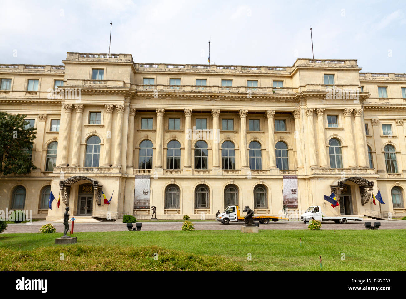 Il Palazzo Reale di Bucarest (o semplicemente il Royal Palace, Palatul Regal) sede del Museo Nazionale di Arte della Romania a Bucarest, in Romania. Foto Stock