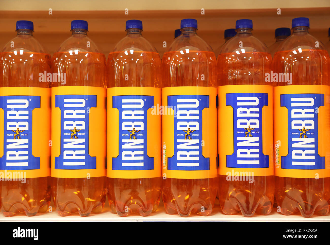 Bottiglie del celebre bevanda scozzese per la vendita, iconico Irn Bru, in Scozia, Regno Unito Foto Stock