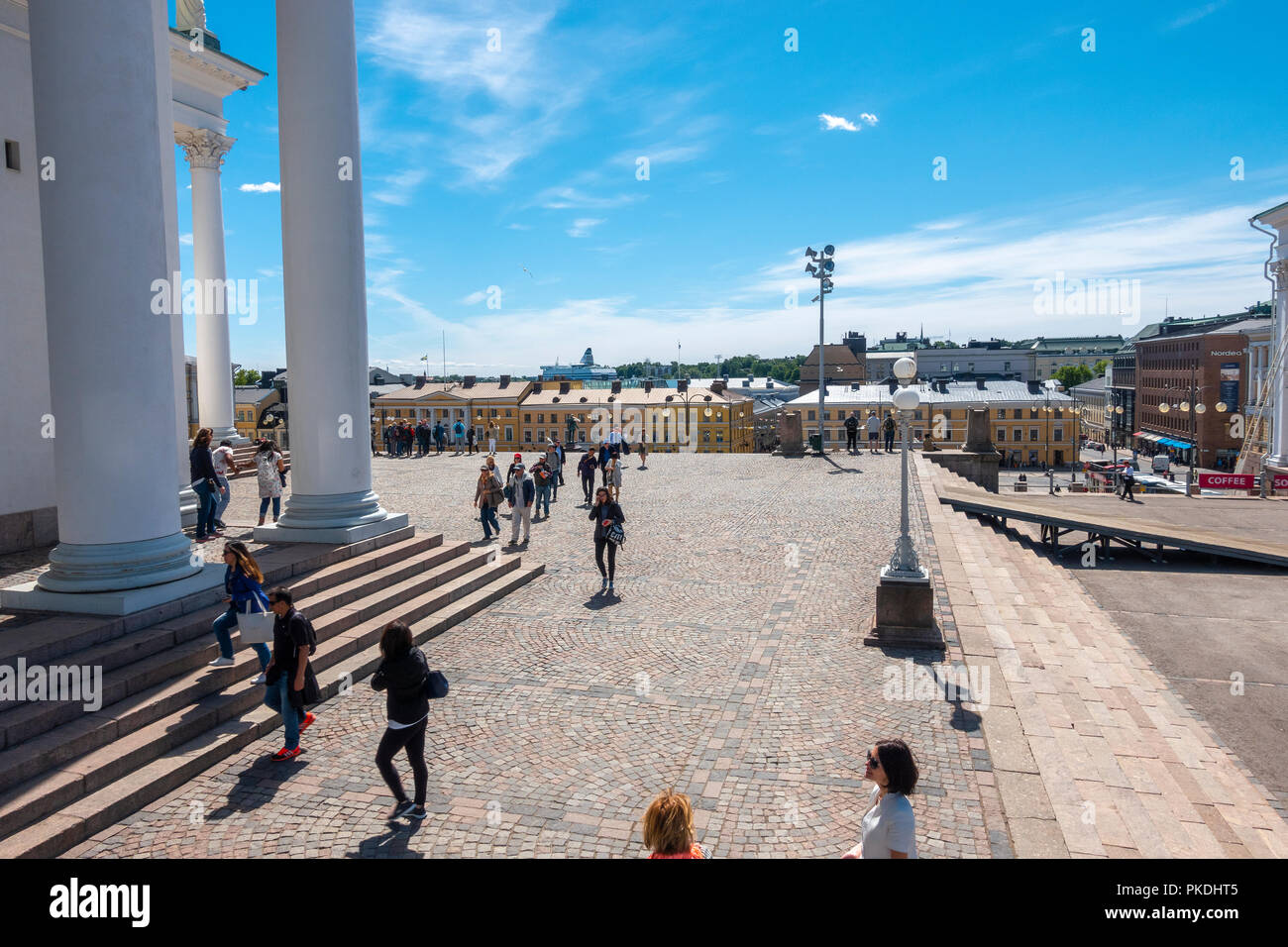 A Helsinki la Piazza del Senato visto dall'estremità nord con Helsinki Cattedrale Luterana a sinistra in estate Foto Stock