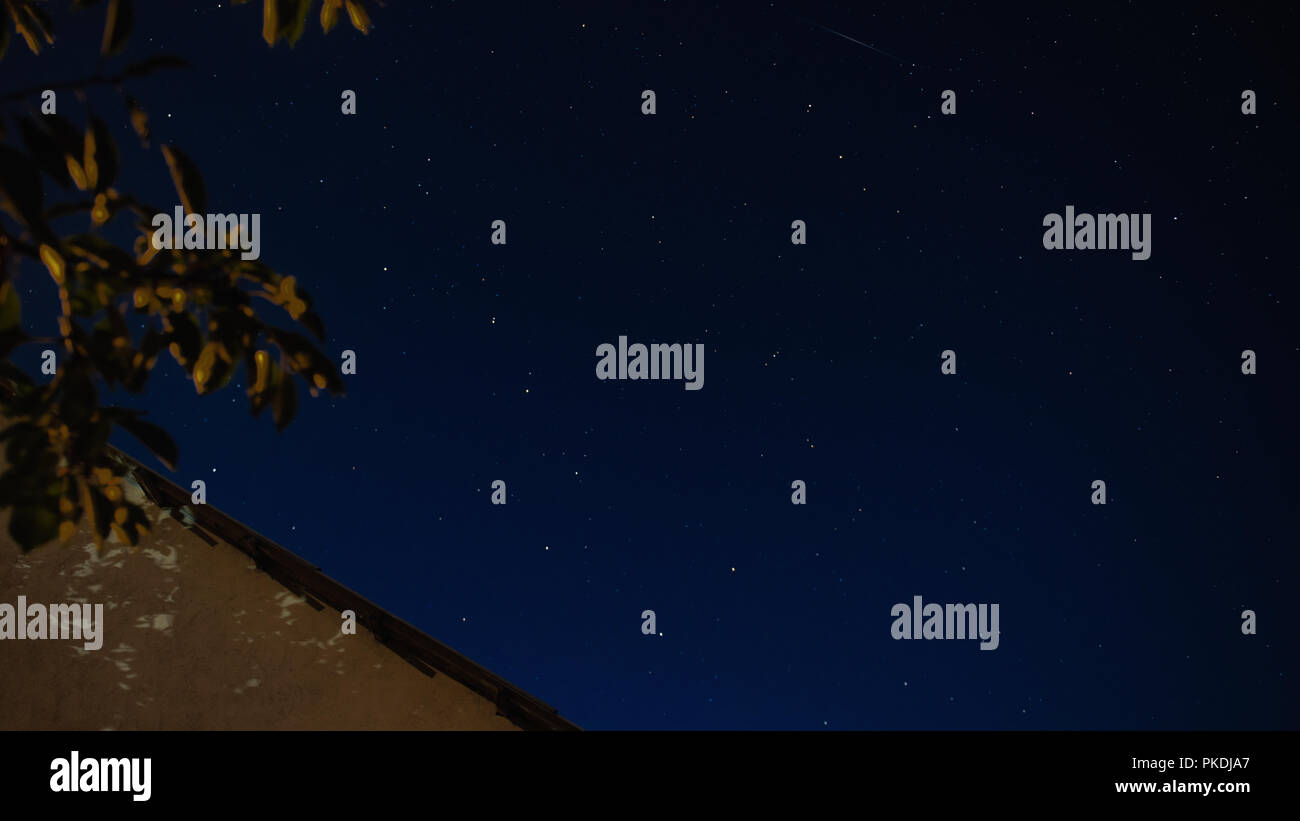 Costellazione "il grande orso' al di sopra del tetto della casa Foto Stock