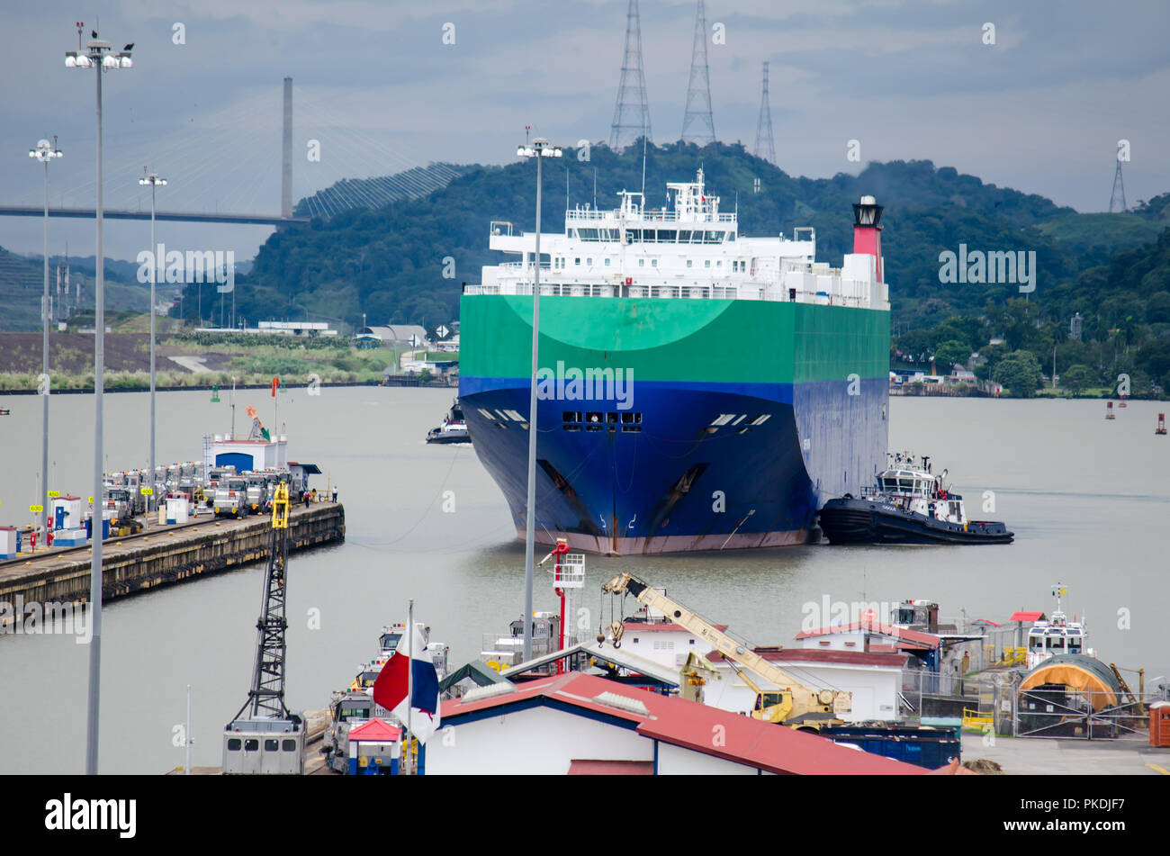 Una vista di una nave durante il suo transito attraverso il canale di Panama Miraflores Locks Foto Stock