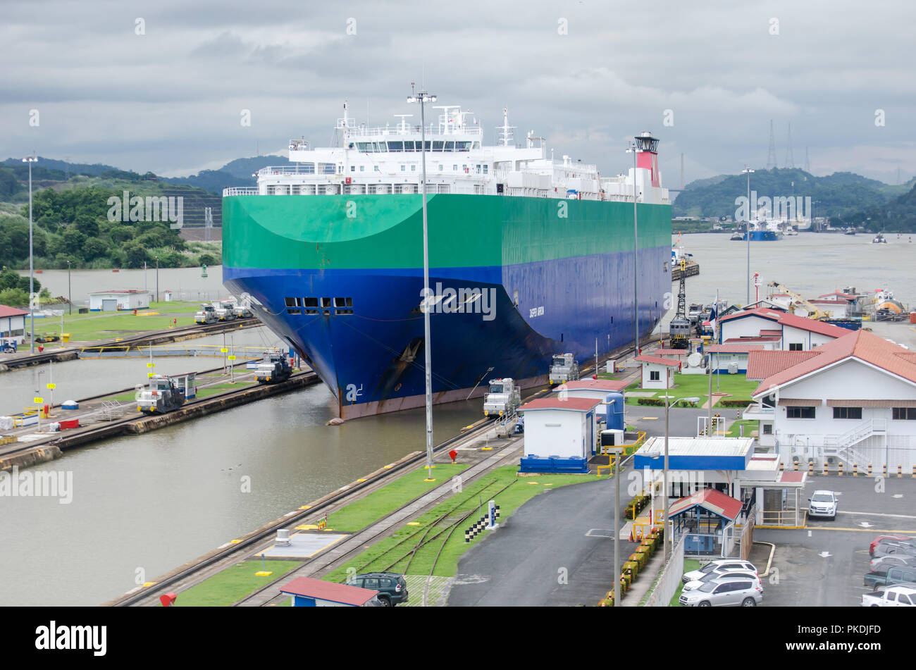 Una vista di una nave in transito sul Canale di Panama Miraflores Locks Foto Stock