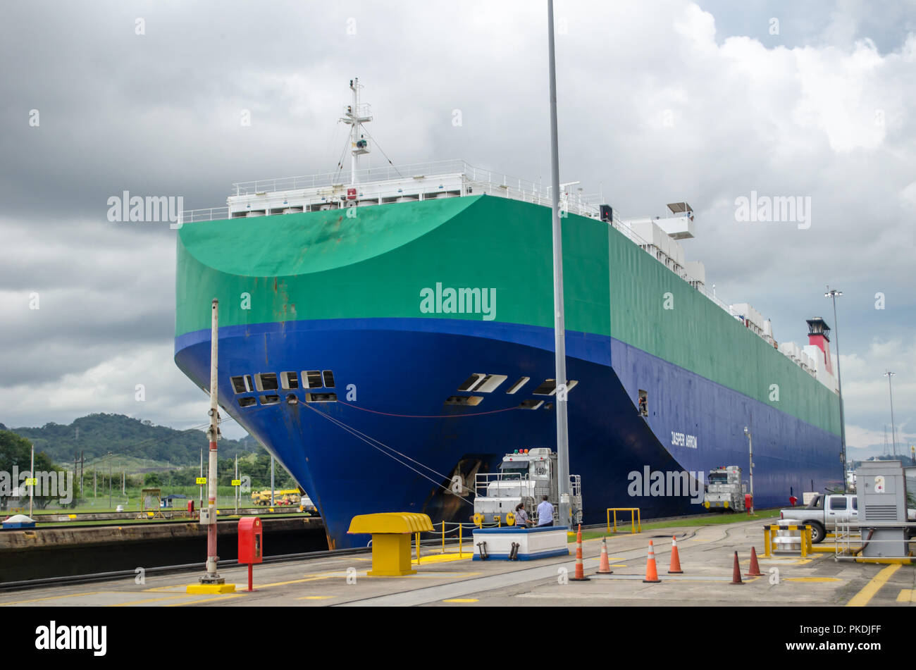 Una vista di una nave durante il suo transito attraverso il canale di Panama Miraflores Locks Foto Stock