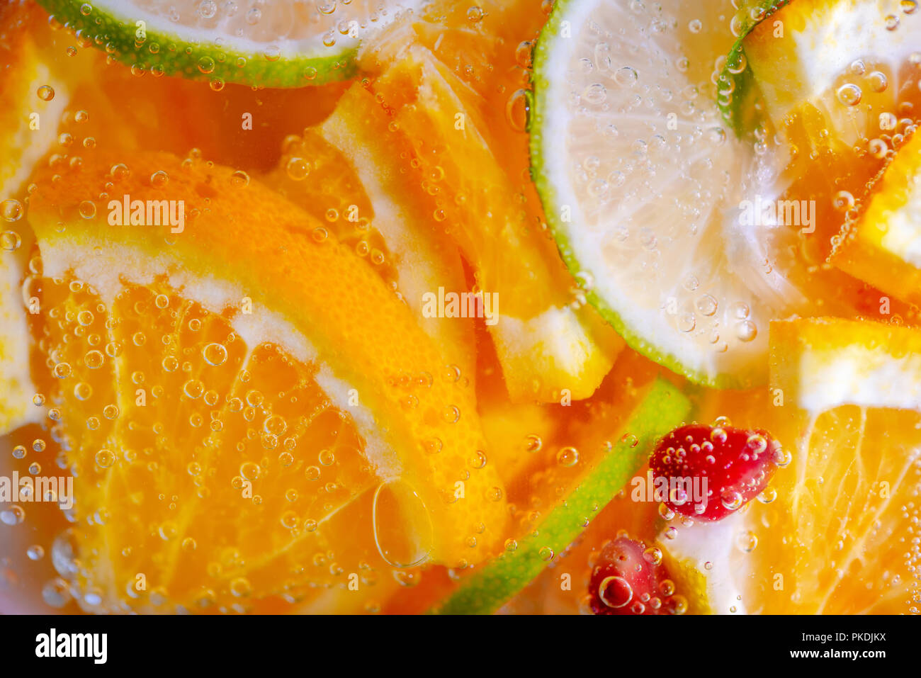 Disegno alla moda con limonata agrumi e menta come sfondo, concetto di dissetante bevanda estiva Foto Stock