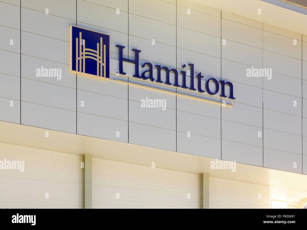 Il logo e il segno per la città di Hamilton illuminata di notte si trova a Tim Hortons Campo in Hamilton, Ontario, Canada. Foto Stock