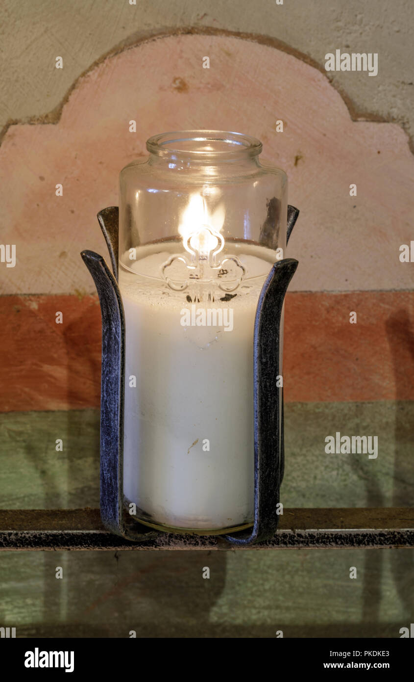Masterizzazione di candela votiva in una chiesa. Foto Stock
