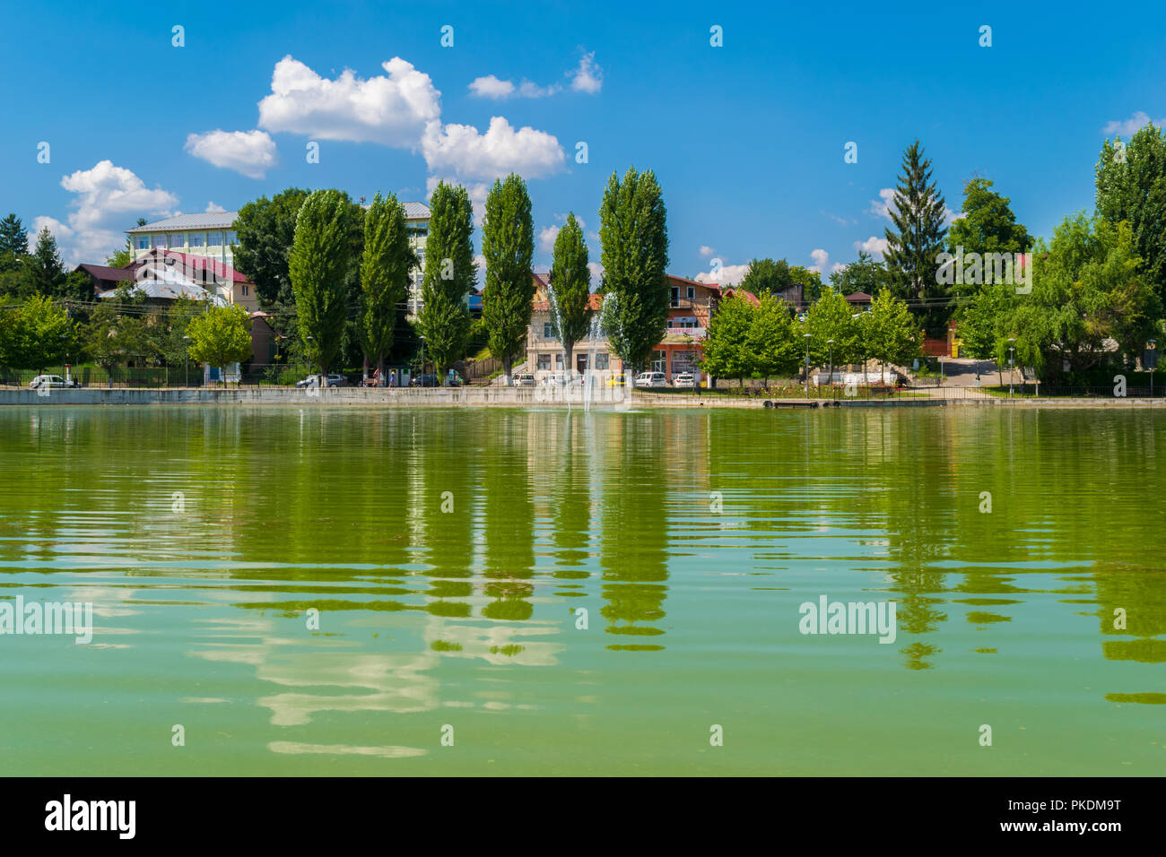 Campina, Romania - Agosto 16, 2018: vista della sposa maledetto il lago o la Chiesa Lago mostra alberi verdi e fontana di acqua situato in Campina, Pra Foto Stock